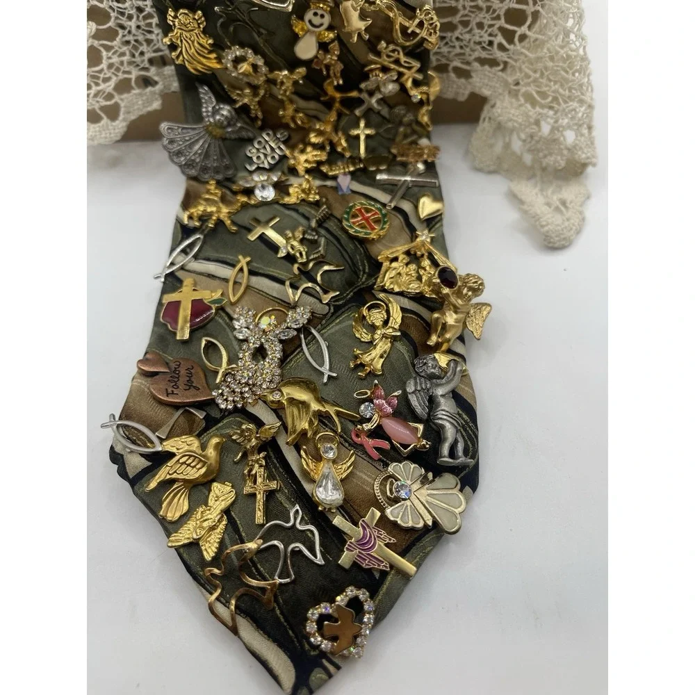 Lot Of‎ Religious Pins.